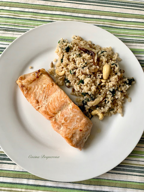 Arroz integral salteado con salmón a la plancha