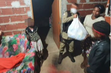  Polícia Militar doa cestas básicas a famílias carentes em Piatã