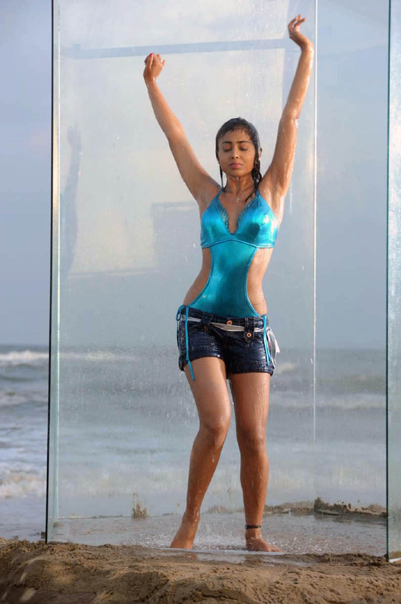 Shriya Wet Hottest Exposure In Bikini Girlz Around The World