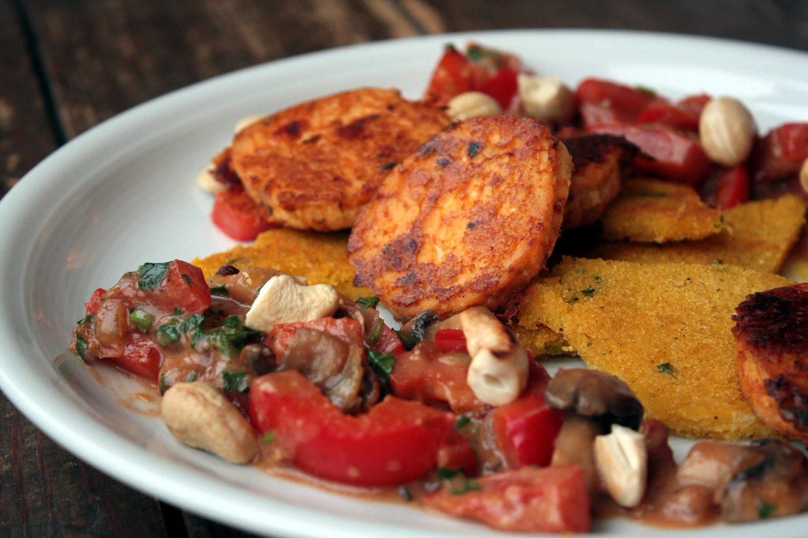 Cashew-Tempeh mit gebratener Polenta und Paprikagemüse - Kirschbiene kocht