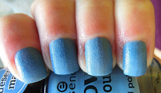 essence-love-and-sound-limited-edition-02-blue-chella-blue-texture-polish-swatch-picture