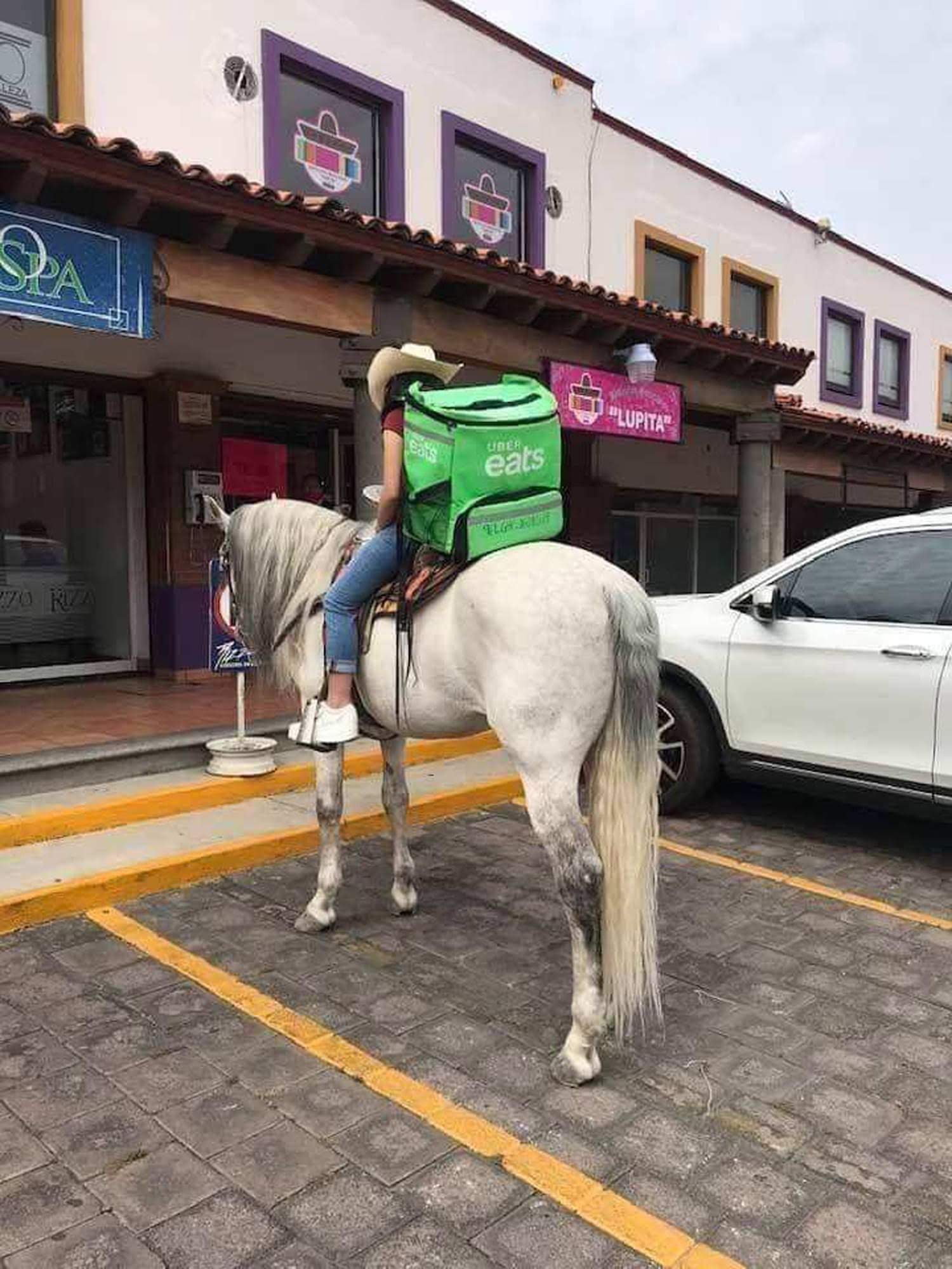 ヒヒーン と白馬を飛ばして お届けに参上するメキシコの Uber Eats の素敵なお姉さん Billy S Journal