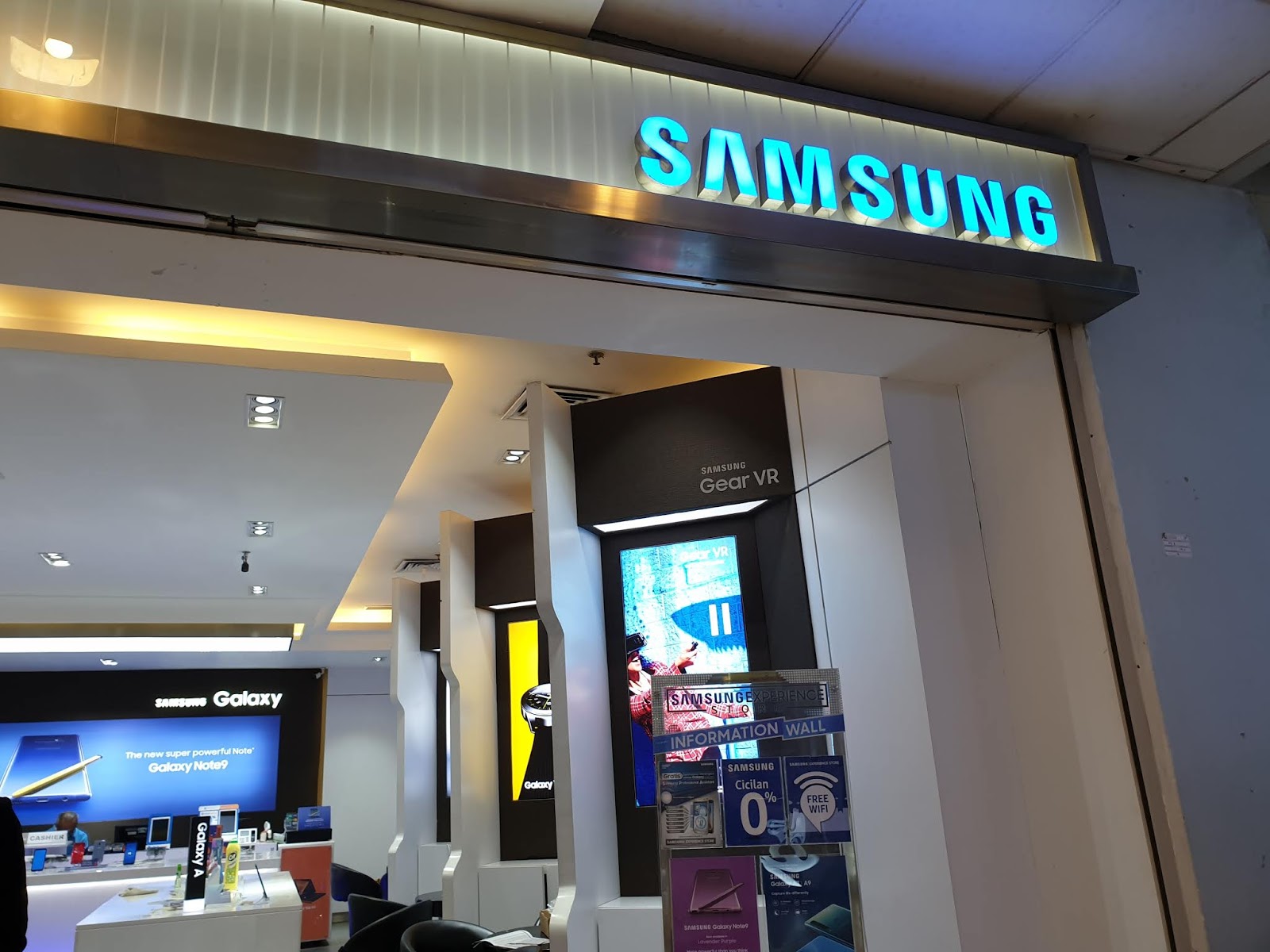 Ruang Baca Dan Tulis Smartphone Mid End Di Samsung Experience Store