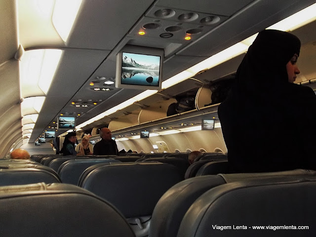 Dentro do avião da Saudia Airlines e as comissárias com véu