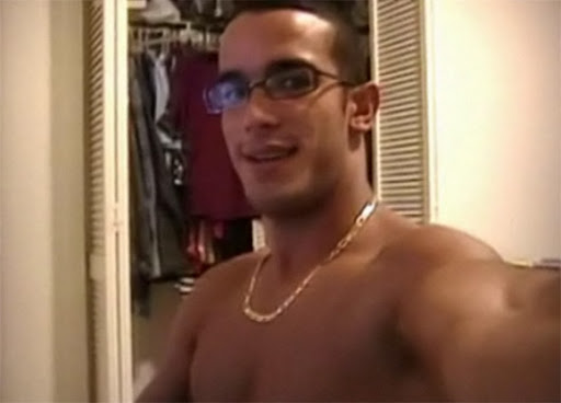 Nerd não economiza na punheta e goza várias vezes