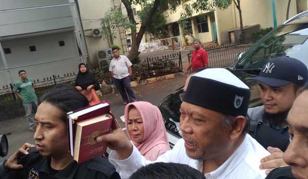 Polda Metrojaya Perpanjang Penahanan Eggi Sudjana Polda Metrojaya Perpanjang Penahanan Eggi Sudjana