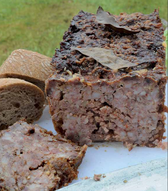 Terrine de pâté basque les pieds sous la table