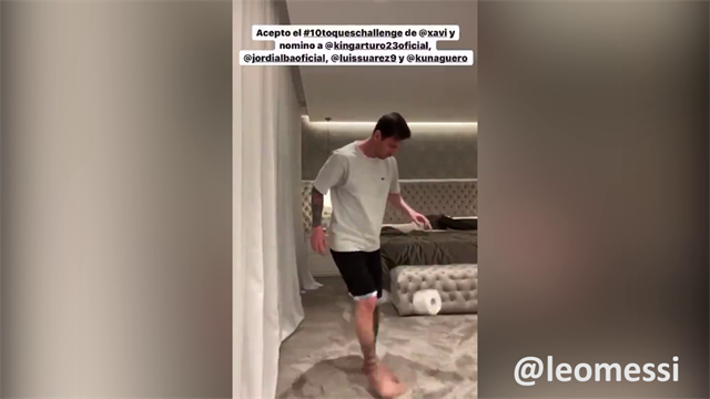 Lionel Messi Mengapai Tantangan Dari Xavi Hernandez