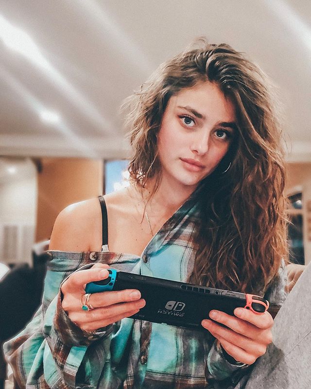 Taylor Hill Hot pictures Share Social Networking Site Instagram Viral
