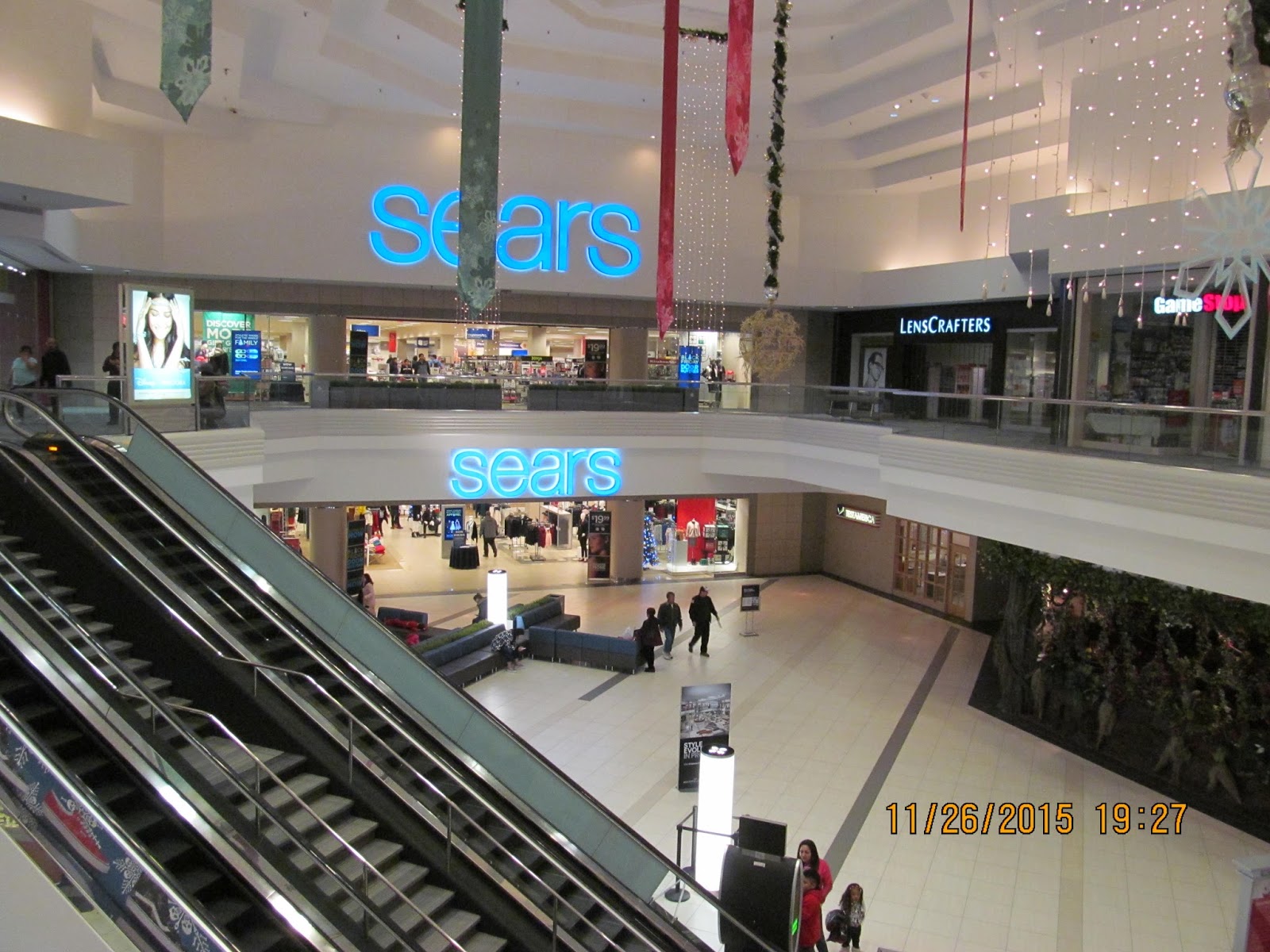 Is woodfield mall open on christmas day