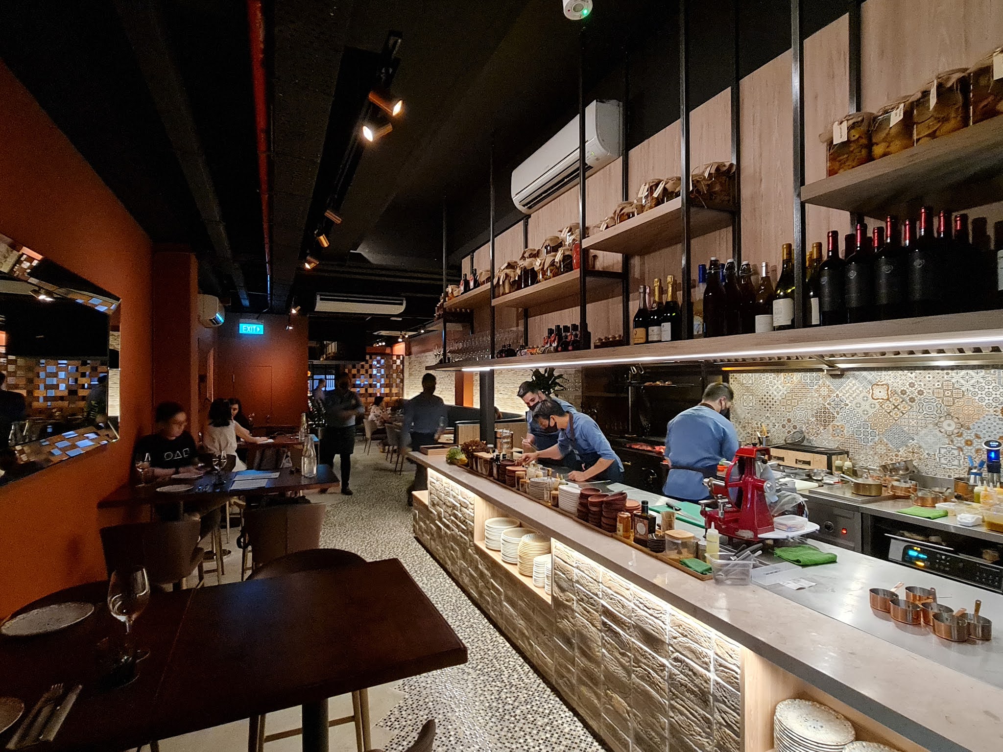 MightyFoodie Griglia Open Fire Italian Kitchen Meat, Fish and Seafood Cooked with Cast Iron