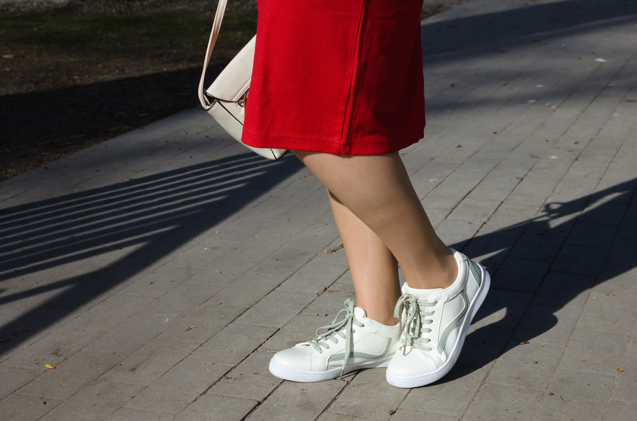 Czerwona sukienka i białe sneakersy