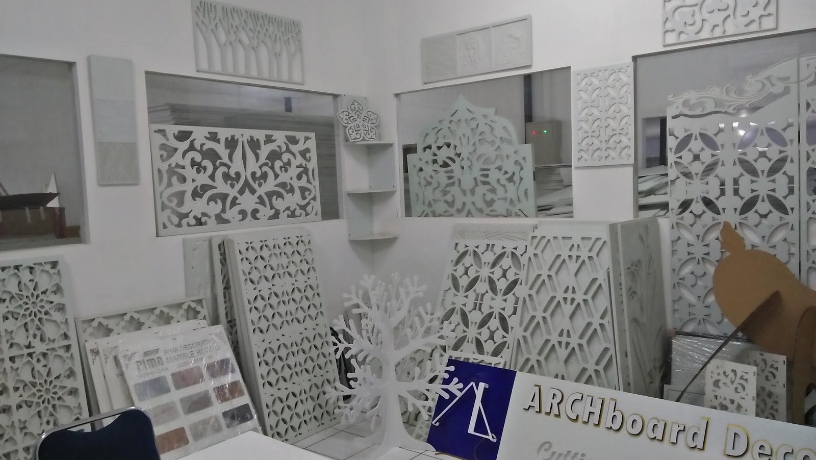 Desain Minimalis Jendela Kaca Mati Menggunakan Pvc Board