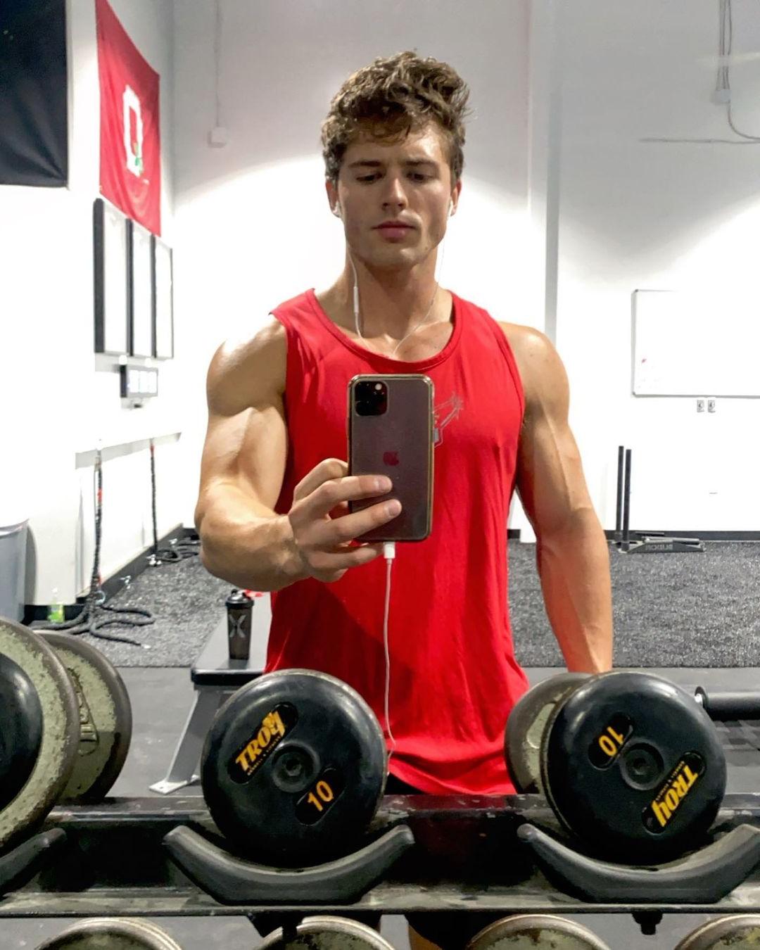cute-fit-veiny-biceps-college-bro-messy-hair-gym-mirror-selfie