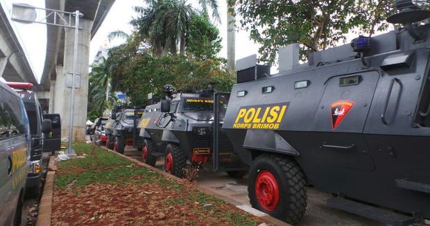 Personel Kepolisian Bersiaga di Mabes Polri Menjelang Demo FPI Personel Kepolisian Bersiaga di Mabes Polri Menjelang Demo FPI