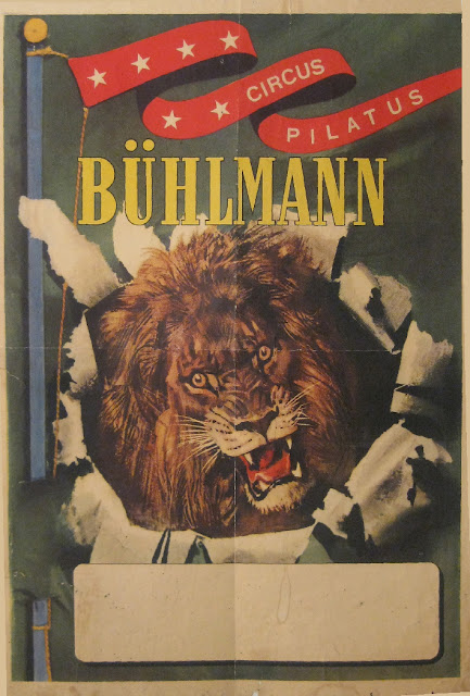 Affiche avec un lion déchirant le papier de l'affiche 