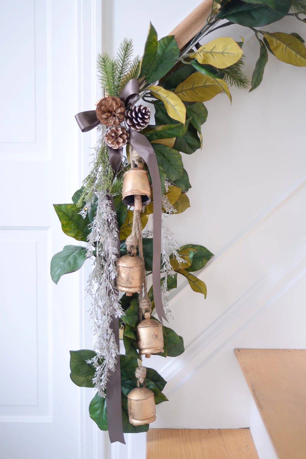 how to hang stair garland, stairway garland, stair garland christmas