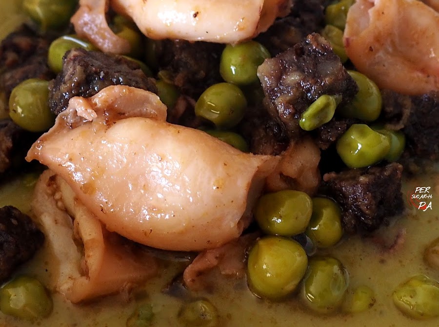 Guisantes con chipirones y butifarra negra con crema de sus vainas