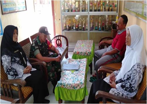 Binter Babinsa Majenang, Akrabkan Dengan Guru Di Desa Binaannya