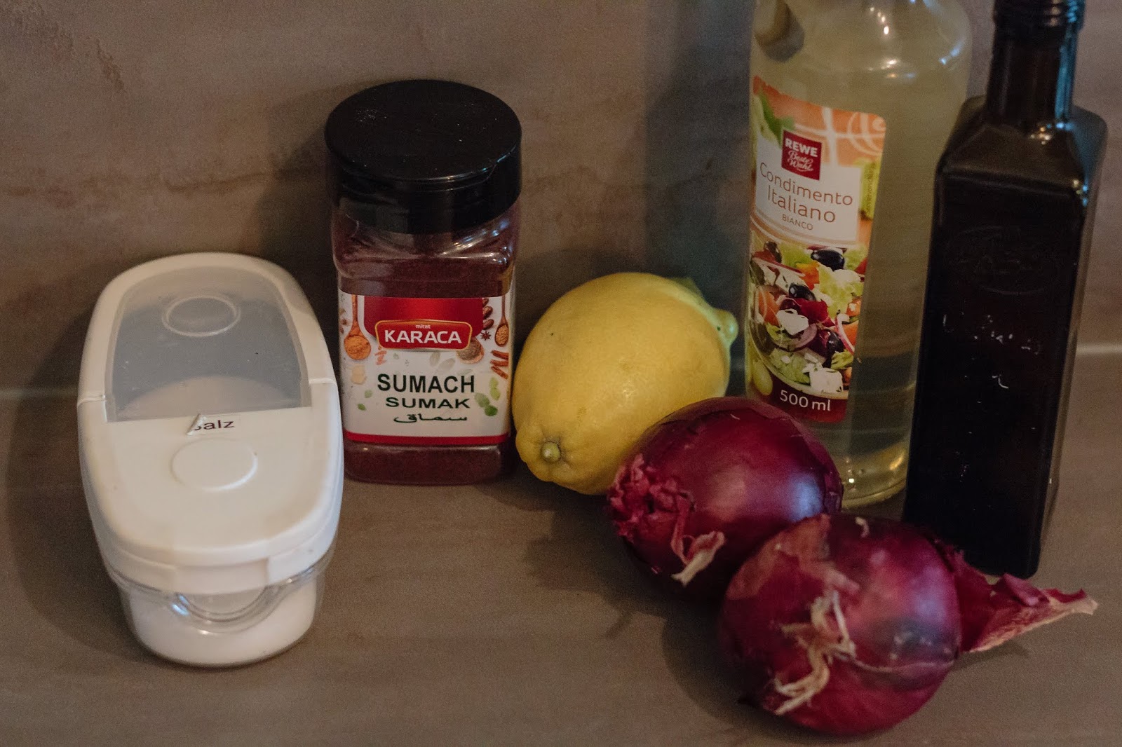 Doktor Hausfrau kocht Sumach marinierte Zwiebeln