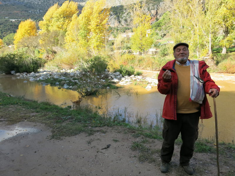 Explicación junto a río. Actividad sensibilización. Serranía Ronda