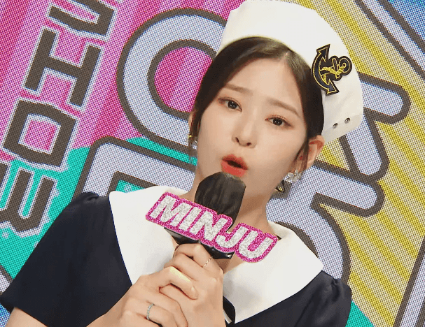 아이즈원> 마린룩 입은 음악중심 MC 김민주