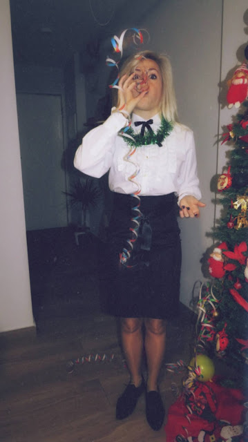 Alejandra Colomera con camisa blanca con blondas, falda tubo negra y lacito de raso en el cuello