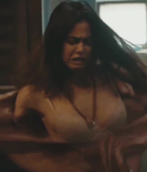 Aditi Pohankar Cleavage in Aashram Season 2, Aditi Pohankar bouncing boobs, Aditi Pohankar bouncing