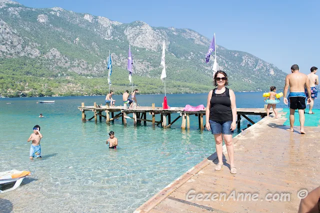 Akbük iskelesi ve cam gibi sularda oynayan çocuklar, Akyaka Muğla