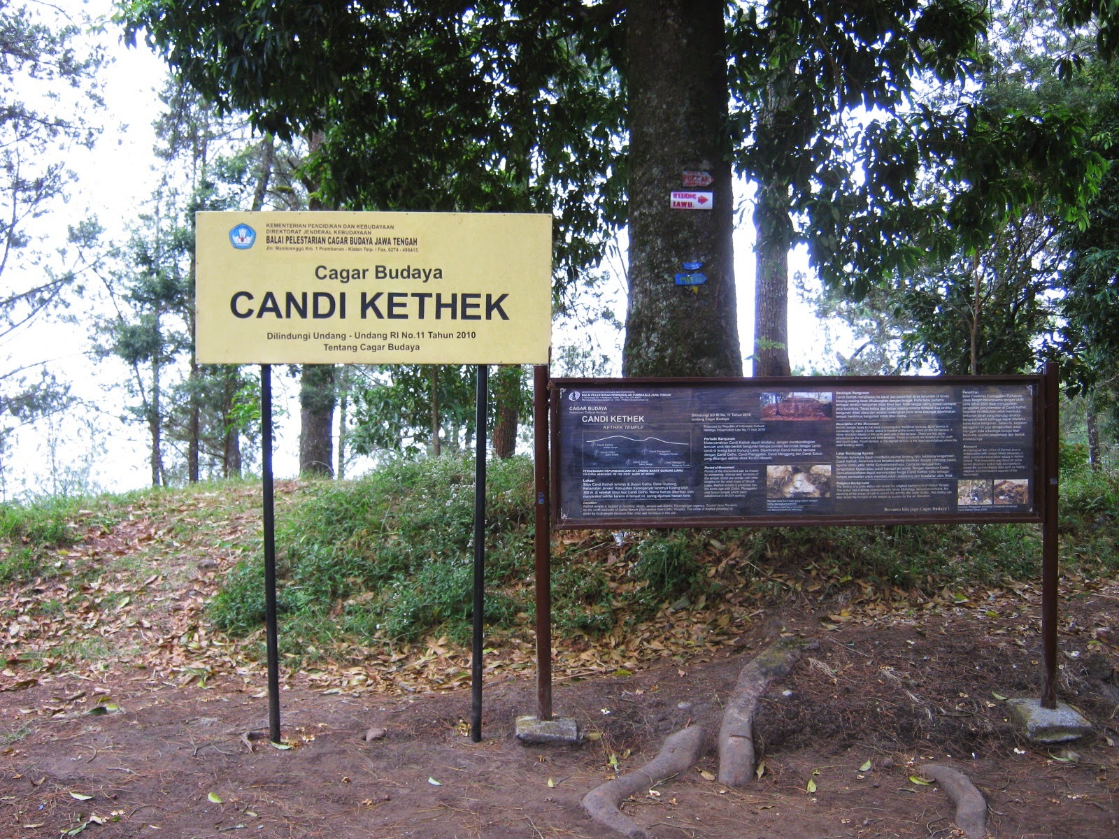 Candi Kethek Tersembunyi Lereng Gunung Lawu Mundakarama Depan Gambar