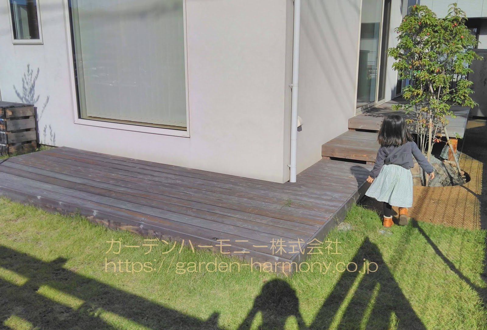 ウッドデッキ広場へダイニングからそのまま木陰を通っていきましょう!【埼玉県久喜市】雑木の緑に包まれる気持ちイイ自然な庭|ガーデンハーモニーのブログ