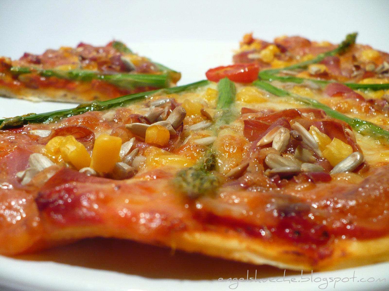Essen aus Engelchens Küche: Pizza mit grünem Spargel, Parma-Schinken ...