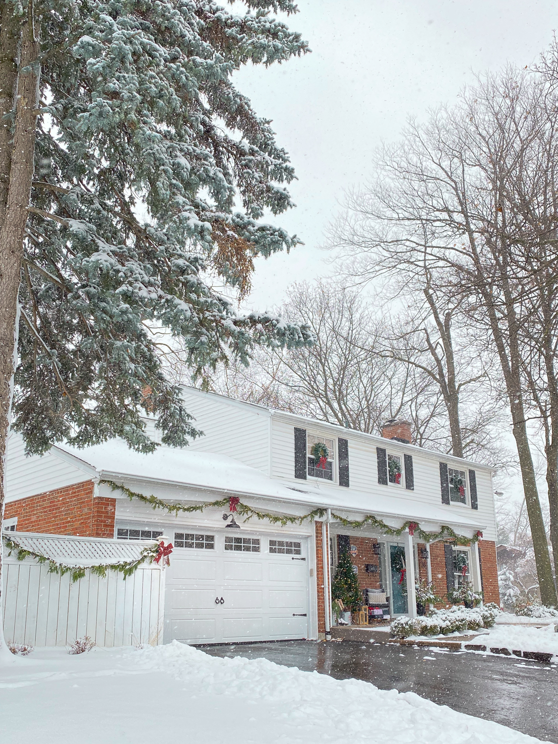 colonial house in winter, colonial house with snow, Christmas house with snow