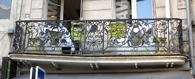 Balcon du 35 rue Saint-Honoré à Paris, avec forte déformation de la dalle