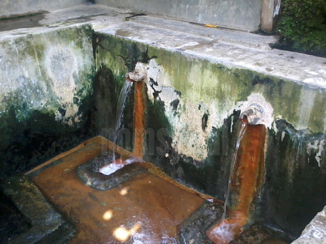 Pemandian air panas di dekat masjid 3