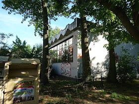 DDR-Sporthalle in der Weinstraße Friedrichshain.Graffitti-übersäht. Die Merkmale der Ostmoderne im Bau sind zu erkennen.