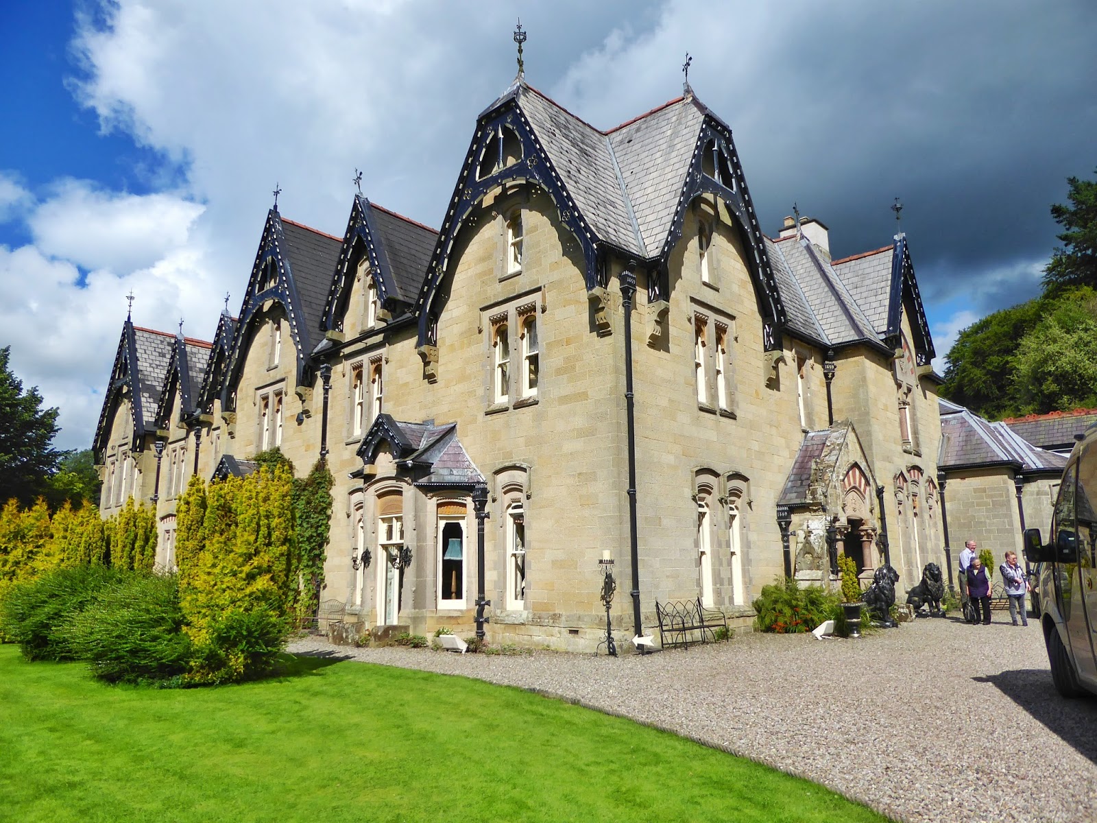 Luvapuzzle Manor houses on the Eastern border of Wales