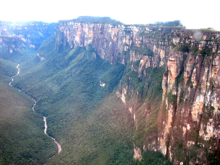 Водопад на гвианском плоскогорье. Гора Ауян-Тепуи. Ауянтепуи гора дьявола. Ауян-Тепуи горы дьявола. Ауян-Тепуи (Венесуэла).
