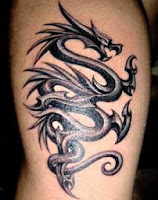 Tatuagens pequenas de dragão na perna