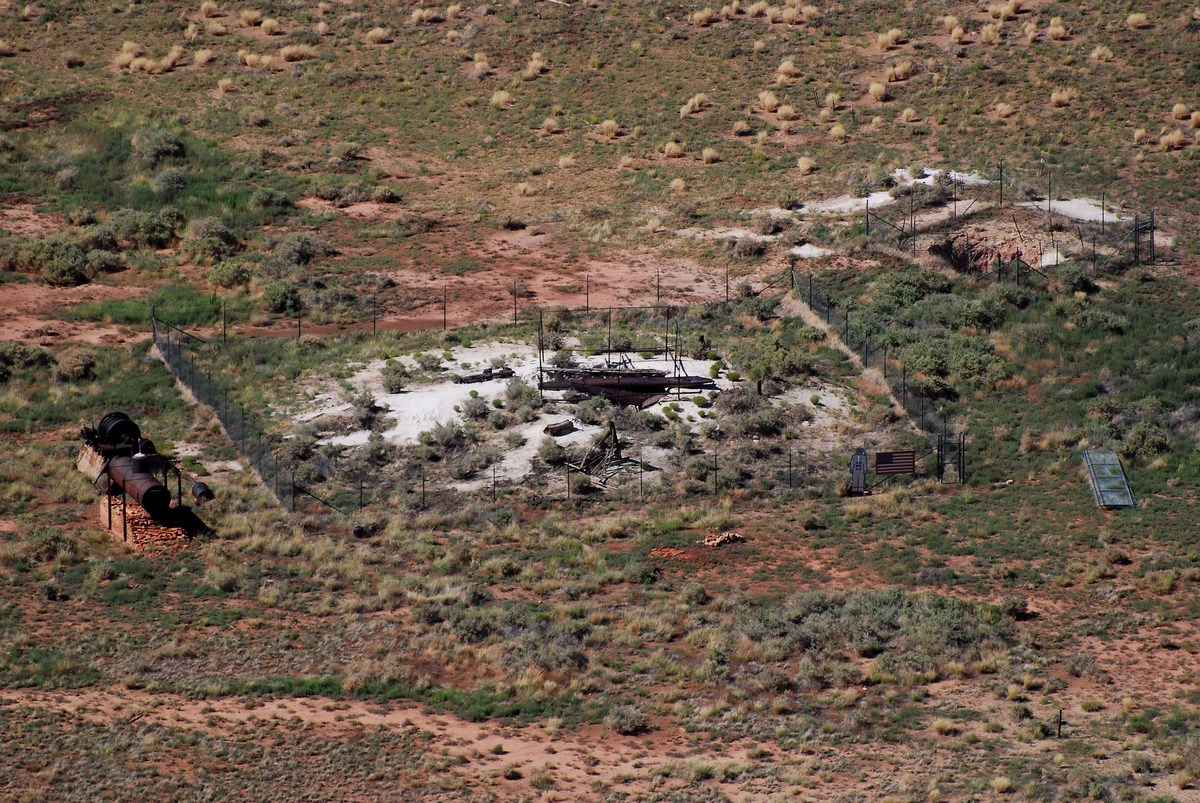 Restes de l'exploitation minière infructueuse au centre du cratère.