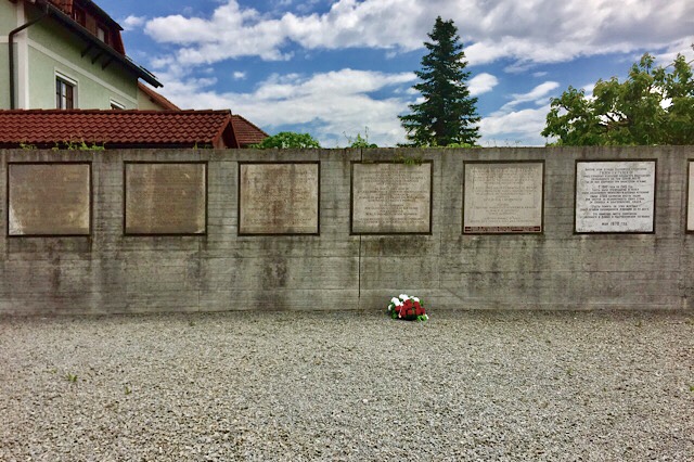 "plaques-commémoratives-dans-mémorial-gusen.jpg" "Des plaques commémoratives dans le mémorial de Gusen"