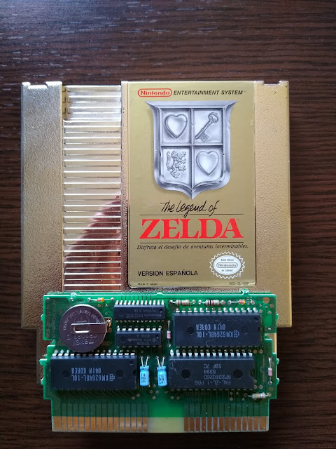 Cartucho de The Legend Of Zelda de NES con la circuitería por fuera.