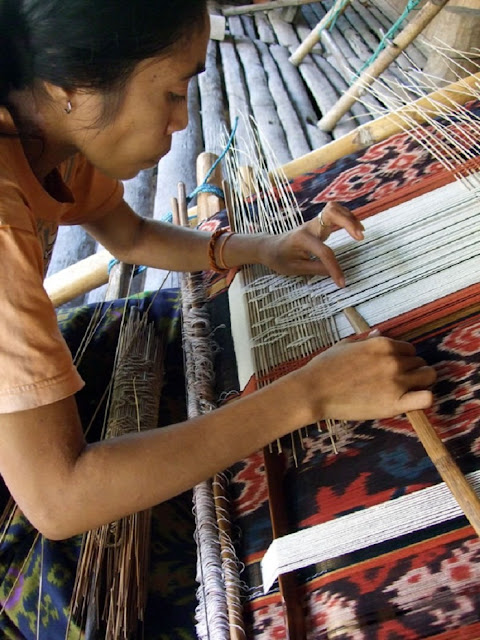 Ткачиха за работой над текстилем, сочетающим в себе наследие икат и пахикунг (ikat and pahikung heritage)