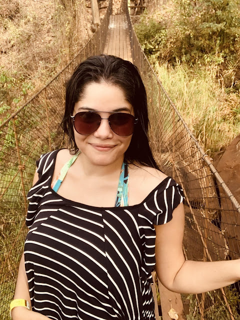 Recanto das Cachoeiras em Brotas mulher de oculos escuro em uma ponte
