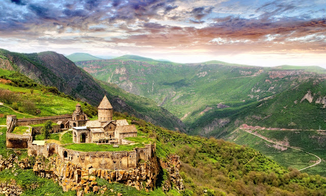 Татевский монастырь - чудо архитектуры и природы