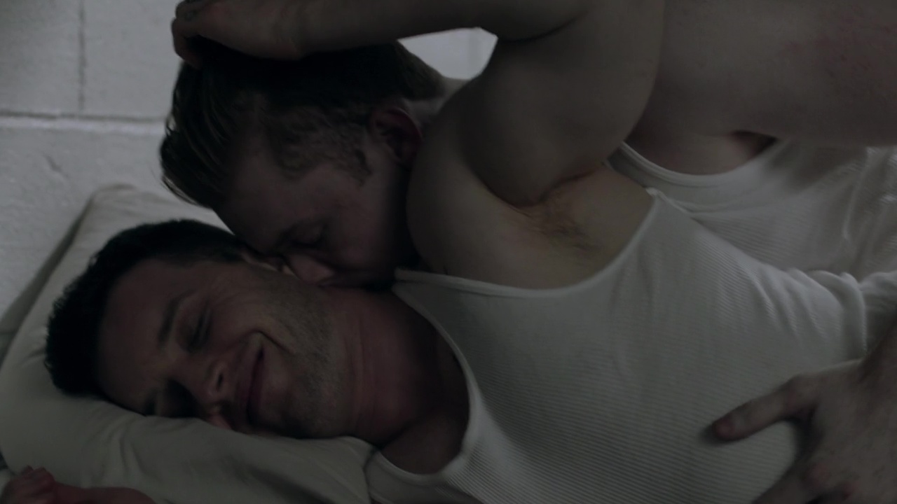 Cameron Monaghan and Noel Fisher nude in Shameless 10-02 "Sleep Well M...