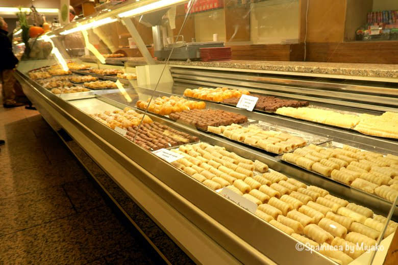 Día de Todos los Santos 諸聖人の日に食べるスペイン伝統スイーツの並ぶショーケース