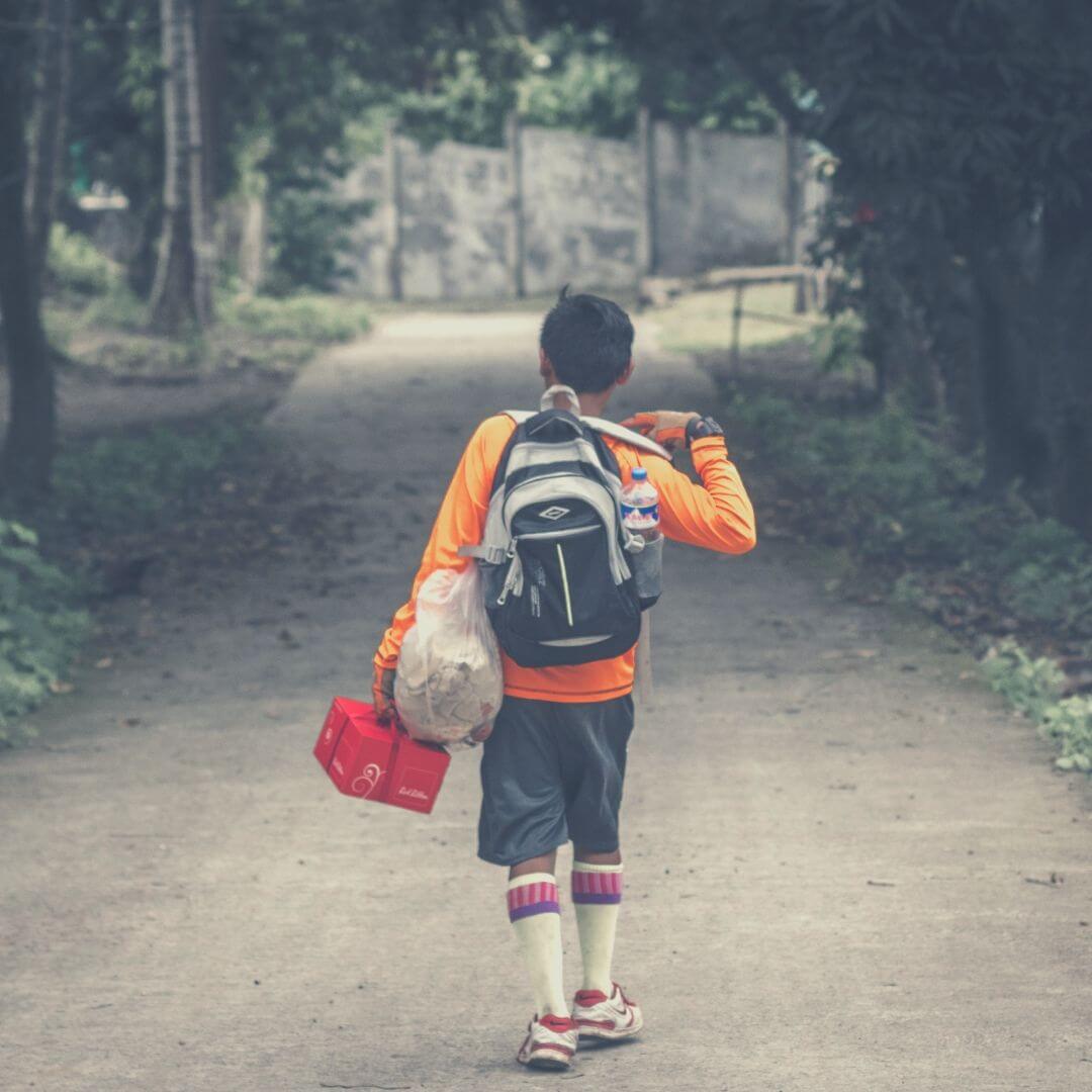 аудирование и слушание. дети слушают музыку в школе. Kid meaning. Stories city kids альбом. дискриминация в школе.