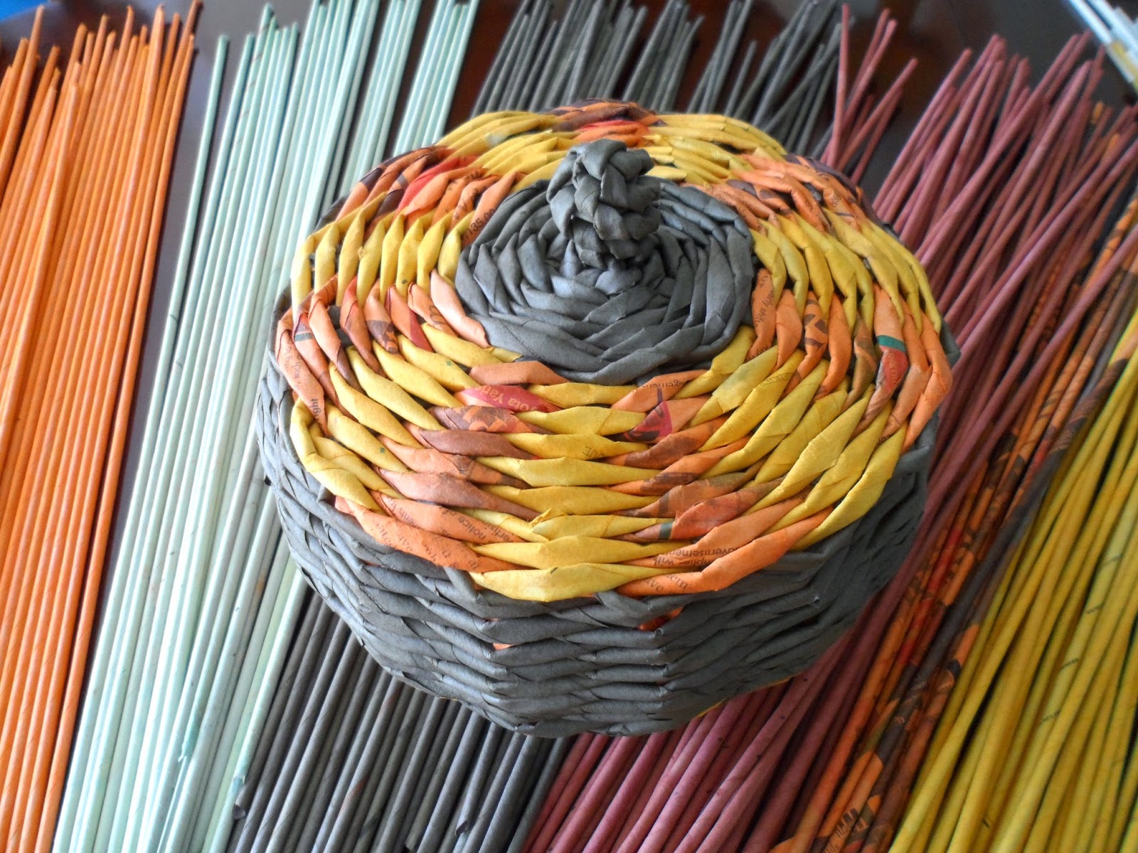Wicker Land Reni: Colorful paper sticks and paper wicker basket