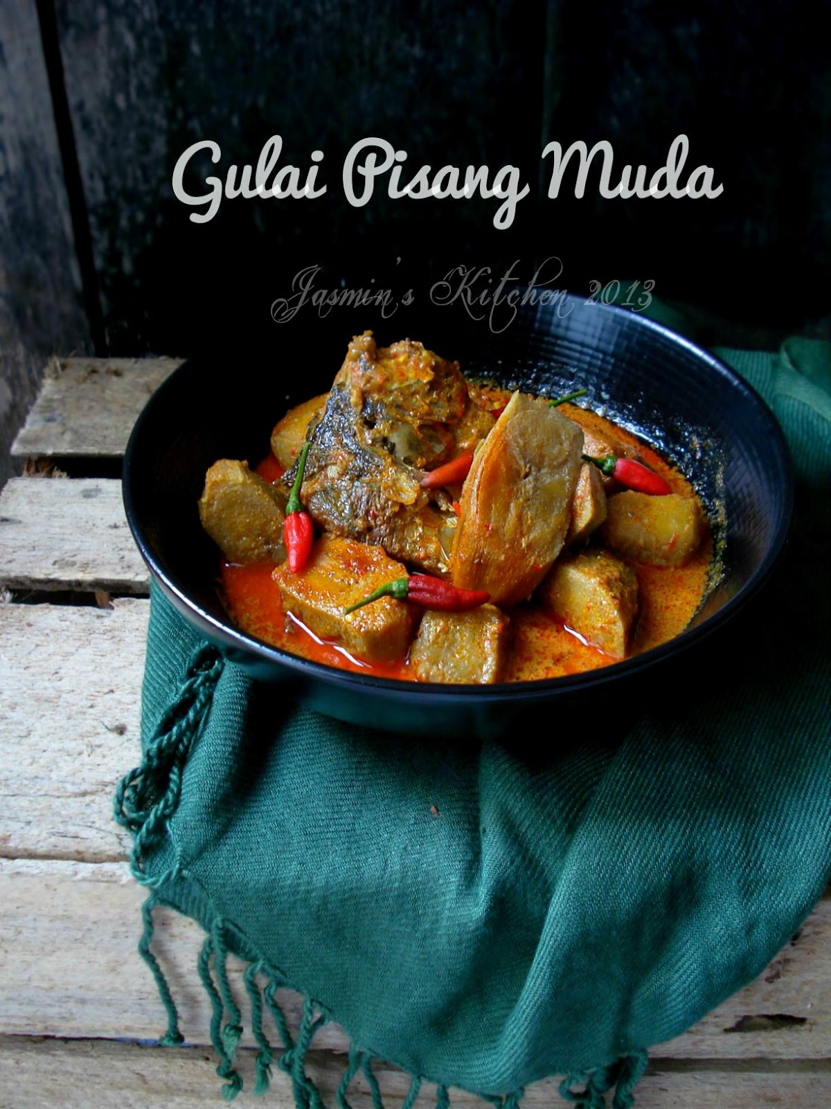 Restu sedang memasak gulai pisang muda